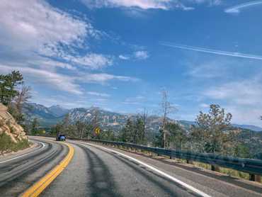 Silnice cestou k Rocky Mountain National Parku