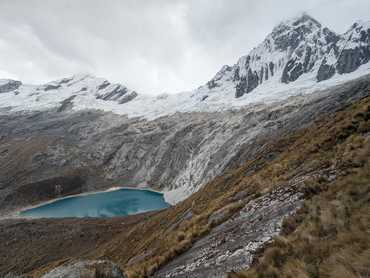 Výhled z Punto Union, laguna na druhé straně hor