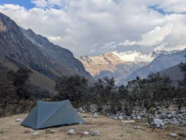 Spaní v basecampu Alpamayo
