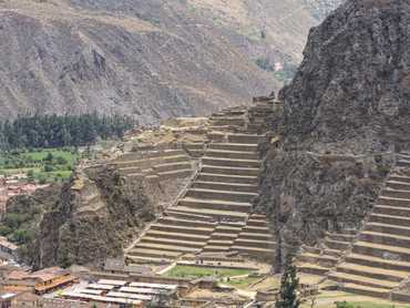 Ollantaytambo - výhled z protějšího kopce