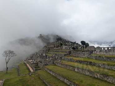 Ranní pohled na zamlžené Machu Picchu