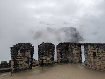 Ranní pohled na zamlžené Machu Picchu